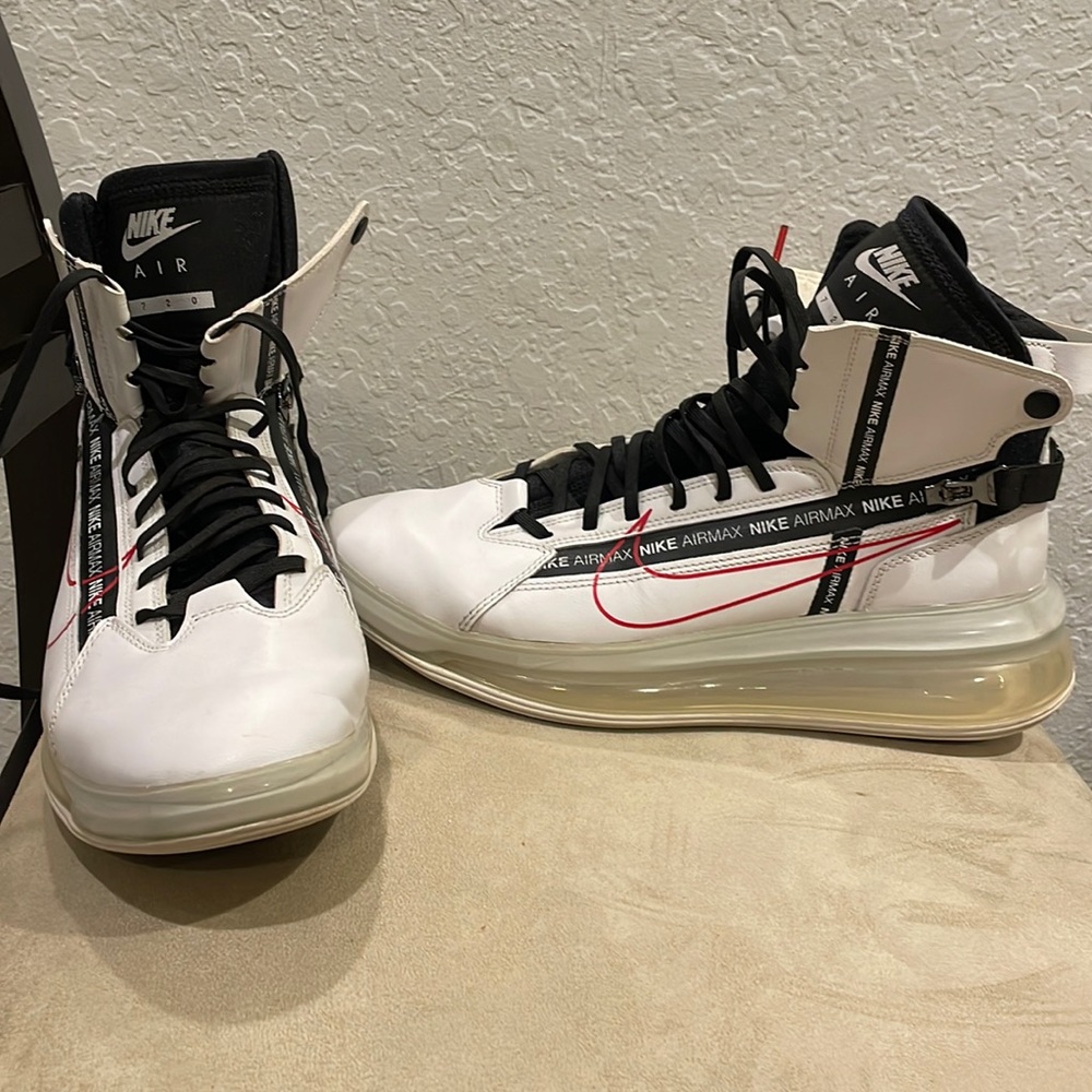 Nike  Air Max 720 Saturn men’s 10 sneaker….gently worn and in great condition